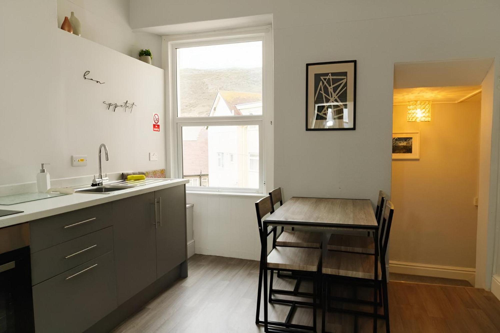 Seaside Solace 2Br With Scenic Coastline Views Llandudno Exterior foto