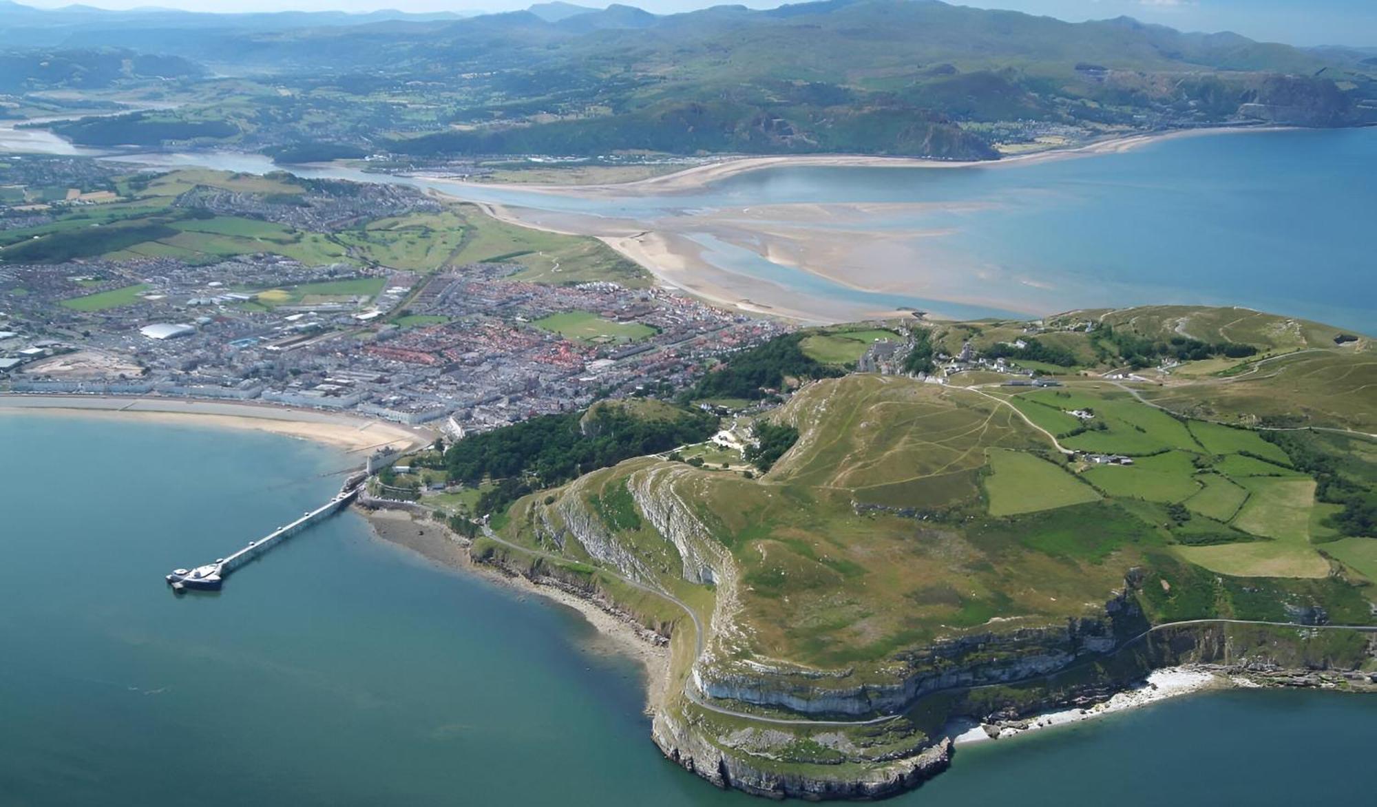 Seaside Solace 2Br With Scenic Coastline Views Llandudno Exterior foto
