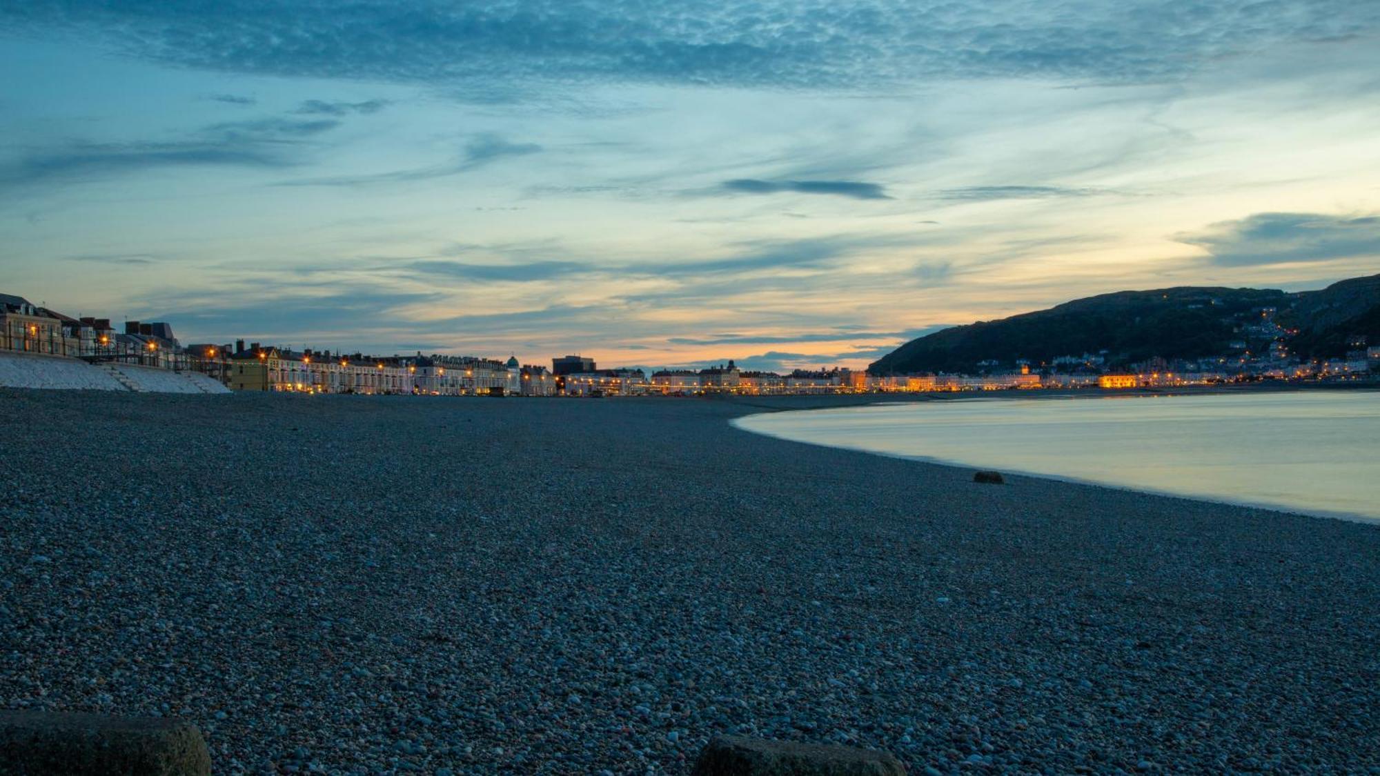 Seaside Solace 2Br With Scenic Coastline Views Llandudno Exterior foto
